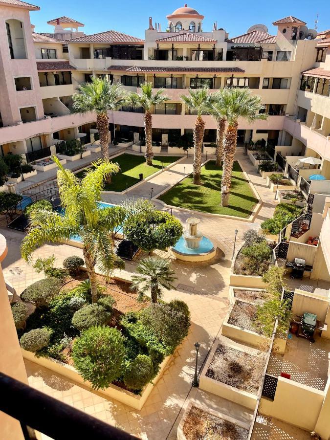 109 Queens Gardens, Paphos Apartment Bagian luar foto