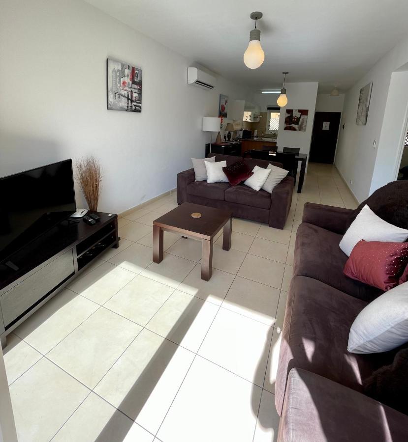 109 Queens Gardens, Paphos Apartment Bagian luar foto