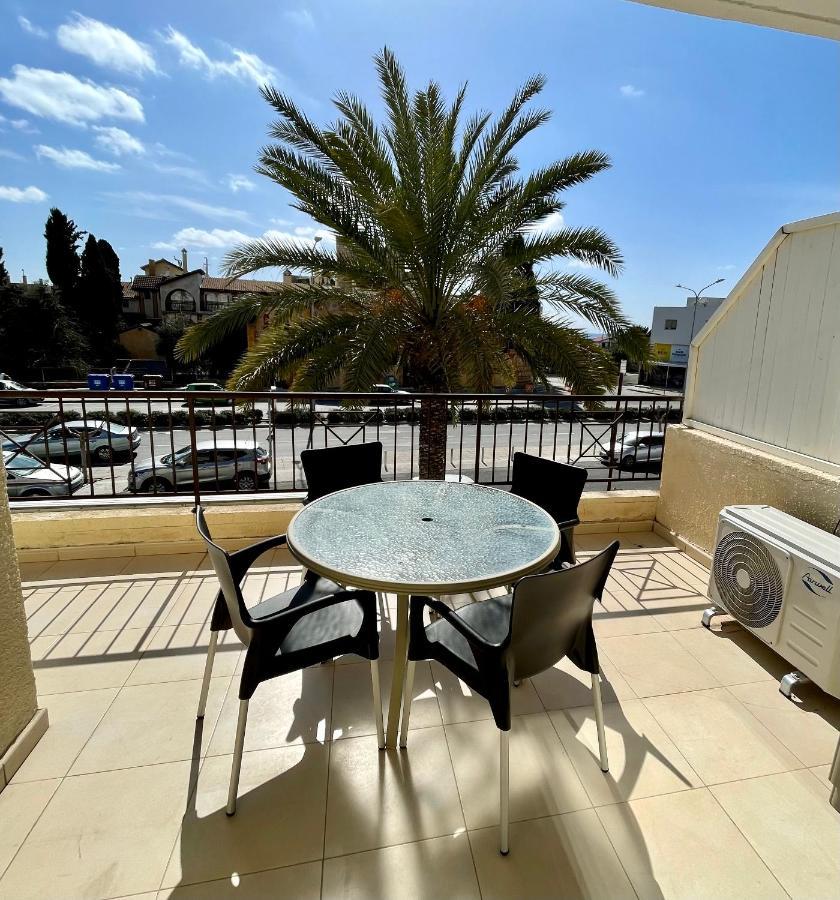 109 Queens Gardens, Paphos Apartment Bagian luar foto