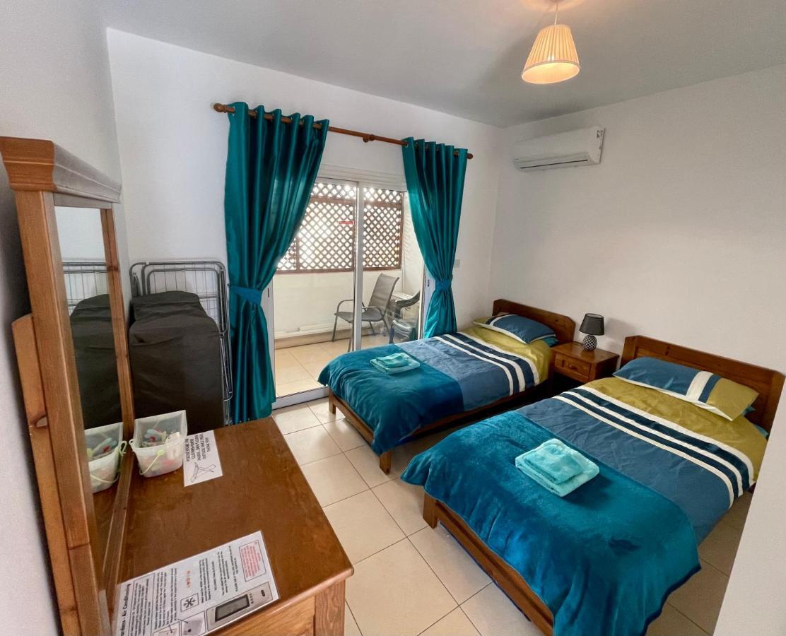 109 Queens Gardens, Paphos Apartment Bagian luar foto