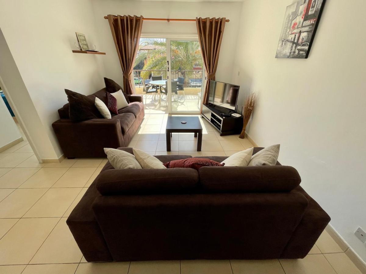 109 Queens Gardens, Paphos Apartment Bagian luar foto