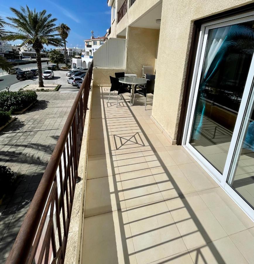 109 Queens Gardens, Paphos Apartment Bagian luar foto