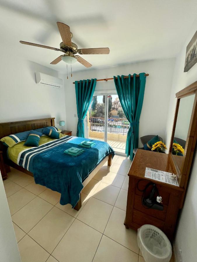109 Queens Gardens, Paphos Apartment Bagian luar foto