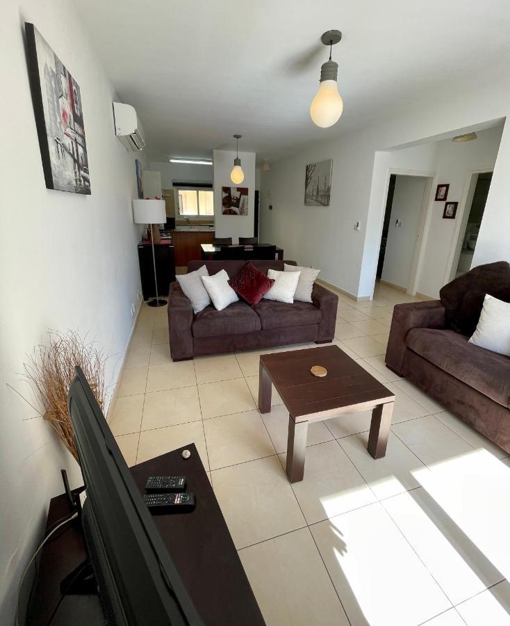 109 Queens Gardens, Paphos Apartment Bagian luar foto
