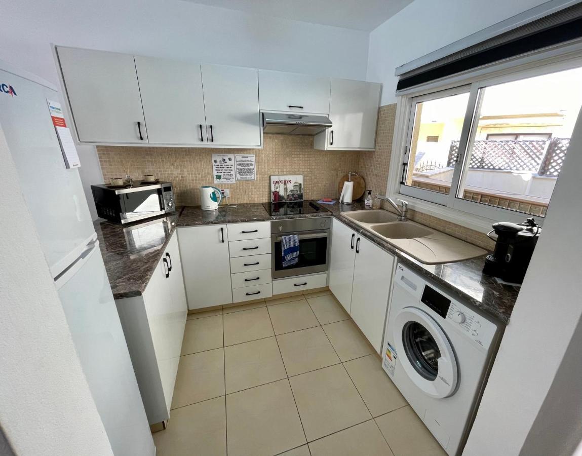 109 Queens Gardens, Paphos Apartment Bagian luar foto