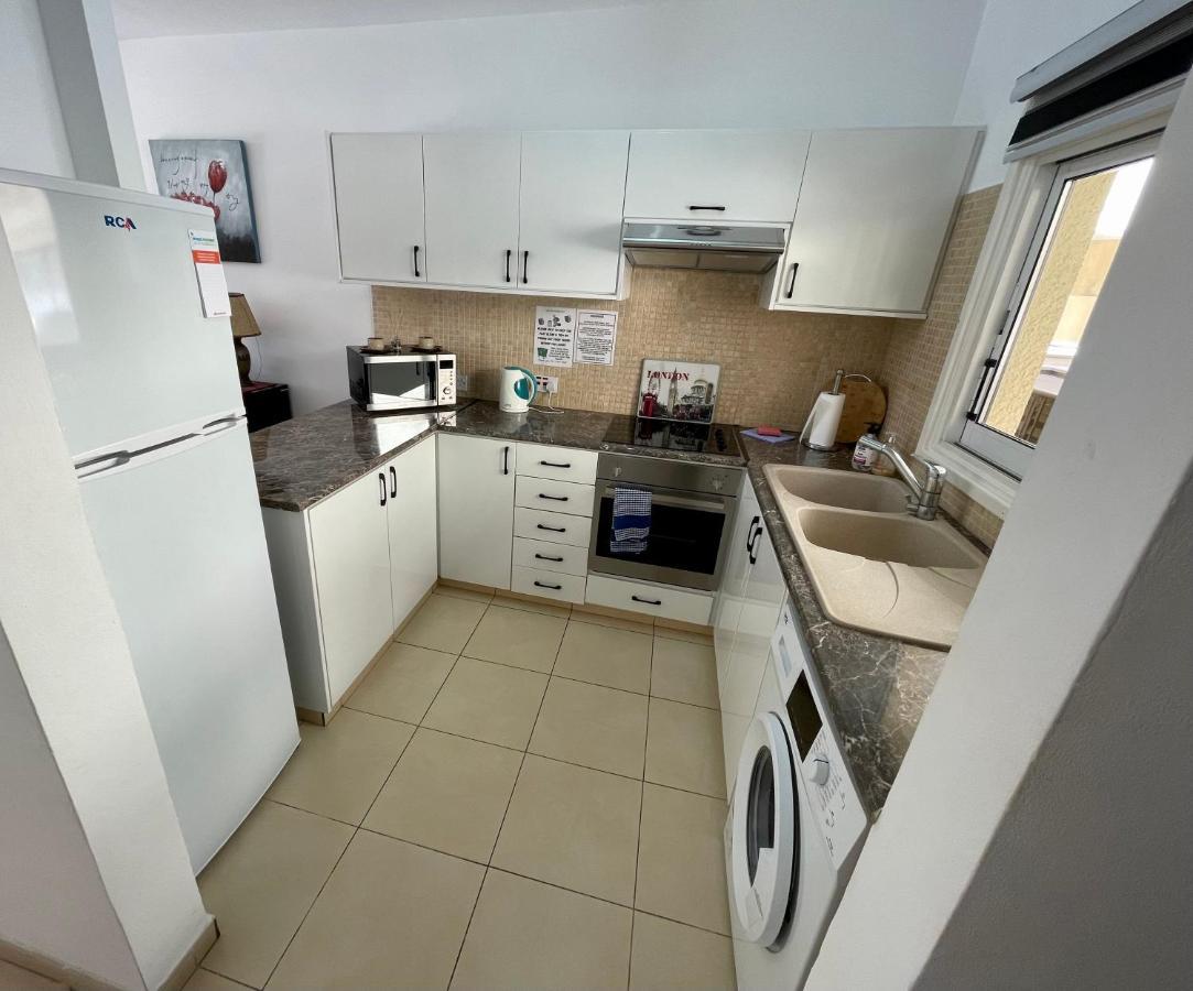 109 Queens Gardens, Paphos Apartment Bagian luar foto